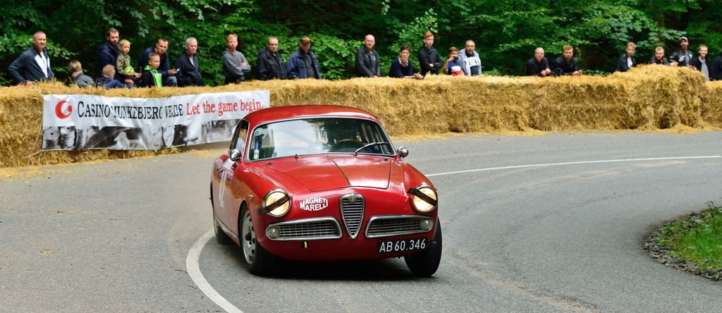 1950’erne blev repræsenteret på smukkeste vis af denne Alfa Romeo Giulietta fra 1959 kørt af Per Einarsson fra Frederiksværk.
(Foto: Michael Eisenberg)